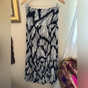 Karen Kane geometric pattern B/W maxi skirt. Size XS